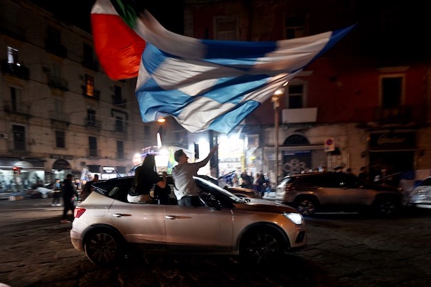 A Lecco la sera dello scudetto ho avuto paura con la mia bandiera del Napoli A Lecco la sera dello scudetto ho avuto paura con la mia bandiera del Napoli