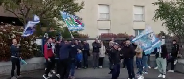 Tifosi azzurri attendono l’arrivo del Napoli a Udine VIDEO