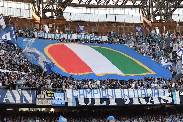 Napoli, in Curva B scudetto rovesciato: “Bottino di guerra, Campioni in Italia»