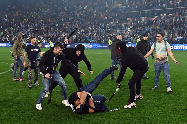 Udinese-Napoli, emessi i primi Daspo per l’invasione di campo e gli scontri alla Dacia Arena