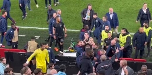 I giocatori del West Ham salgono in tribuna per difendere mogli e bambini dagli ultras dell’Az (VIDEO)