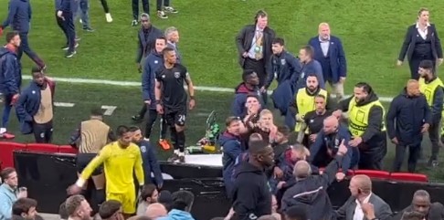 Az Alkmaar, daspo a 43 tifosi dopo gli scontri contro il West Ham (Bbc) Az Alkmaar, daspo a 43 tifosi dopo gli scontri contro il West Ham (Bbc)