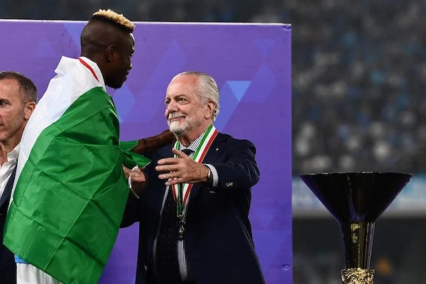 Libero elogia De Laurentiis: “Oggi domina il mercato, ha capito che il Napoli doveva diventare un brand internazionale” Libero elogia De Laurentiis: “Oggi domina il mercato, ha capito che il Napoli doveva diventare un brand internazionale”