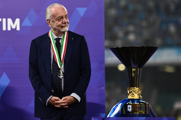 De Laurentiis: «basta con questi seggiolini scomodissimi negli stadi, servono poltrone comode»