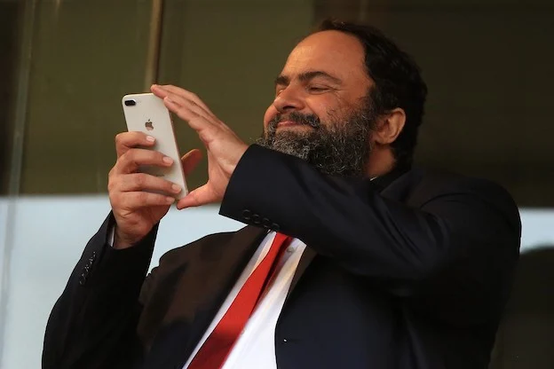 L’eccessivo Marinakis, il presidente dell’Olympiacos accusato di tutto: sputò anche a un arbitro (El Paìs)