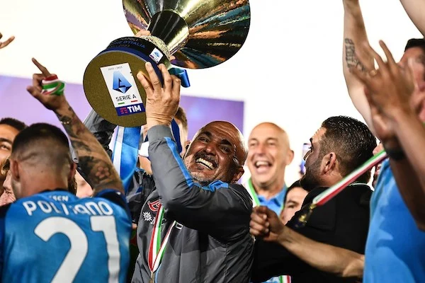 La differenza di stile tra Conte e Spalletti nel momento della vittoria e della festa La differenza di stile tra Conte e Spalletti nel momento della vittoria e della festa