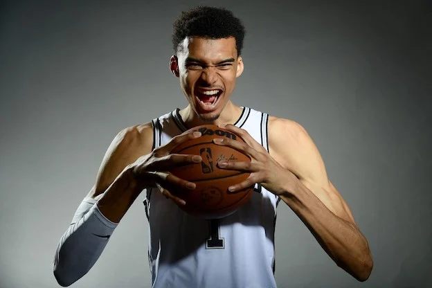 In Nba si divertono a sbagliare le misure dei giocatori: non abbiamo idea di quanto sia alto Wembanyama In Nba si divertono a sbagliare le misure dei giocatori: non abbiamo idea di quanto sia alto Wembanyama