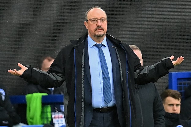 Benitez: «Ricordo 14 giocatori del Napoli con la testa nel telefonino, i giocatori oggi non si parlano più»