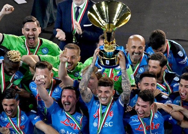 I calciatori del Napoli devono scegliere se essere ricordati come i campioni d’Italia o fare come i Jalisse