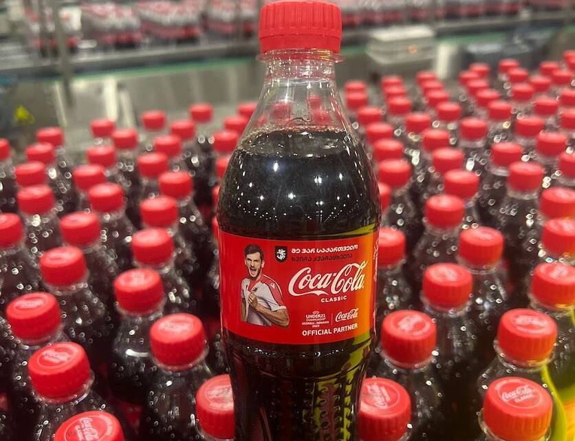 Il Napoli conferma l’accordo con Coca-Cola per le bottiglie con l’immagine di Kvara Il Napoli conferma l’accordo con Coca-Cola per le bottiglie con l’immagine di Kvara