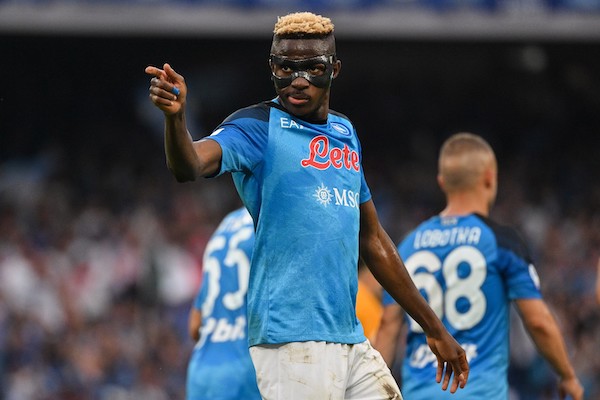 Osimhen è una priorità per il Psg, ma il Napoli vuole 130 milioni (Le Parisien)