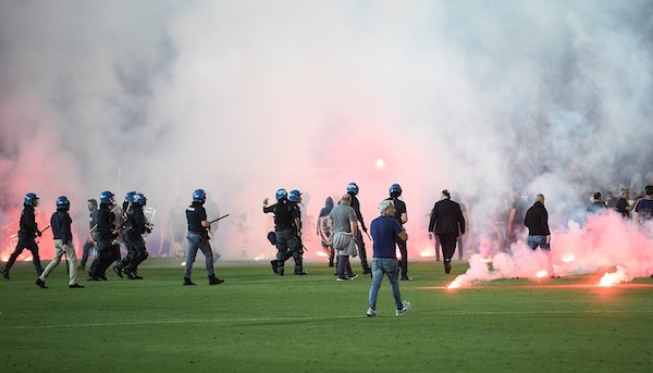 A Troyes i tifosi contro il City Group: stanno finendo in Serie C, bloccano la partita (VIDEO)