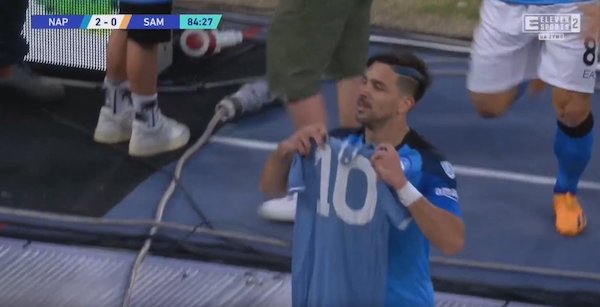 Il Cholito mostra la 10 di Maradona dopo il gol in Napoli-Sampdoria Il Cholito mostra la 10 di Maradona dopo il gol in Napoli-Sampdoria