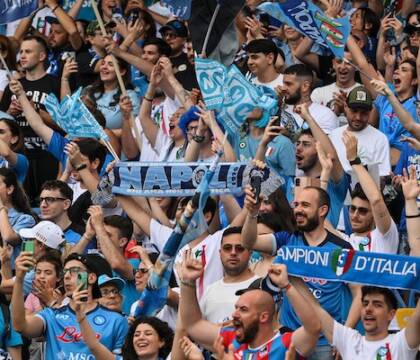 Napoli multato per cori beceri di matrice territoriale nei confronti del Lecce (25mila euro) Napoli multato per cori beceri di matrice territoriale nei confronti del Lecce (25mila euro)