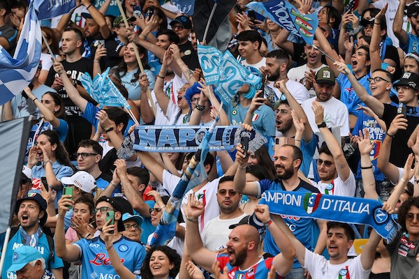 Meno di mille tifosi del Napoli a San Siro: per i divieti ma anche perché non ci credono più (Repubblica)