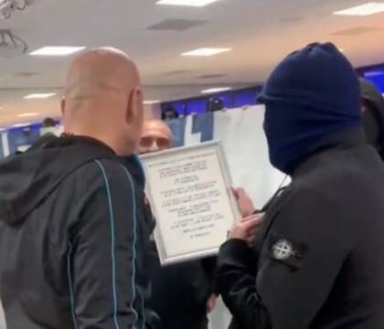Spalletti riceve in regalo dagli ultras (incappucciati) il volante della Panda (VIDEO) Spalletti riceve in regalo dagli ultras (incappucciati) il volante della Panda (VIDEO)