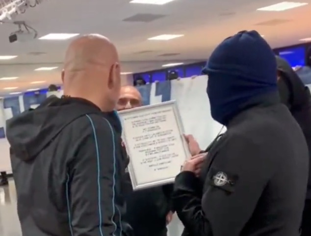 Spalletti riceve in regalo dagli ultras il volante della Panda (VIDEO)