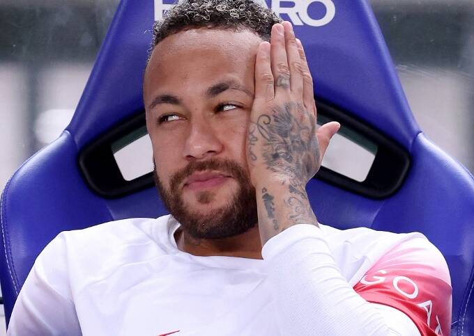 Il declino di Neymar al Psg: «A volte si presentava ubriaco agli allenamenti»