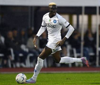 Osimhen si tiene buoni i tifosi ma con De Laurentiis è tutta un’altra partita (Libero) Osimhen si tiene buoni i tifosi ma con De Laurentiis è tutta un’altra partita (Libero)