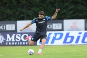 Il Napoli si riscalda al Maradona prima di scendere in campo contro la Lazio VIDEO item-thumbnail