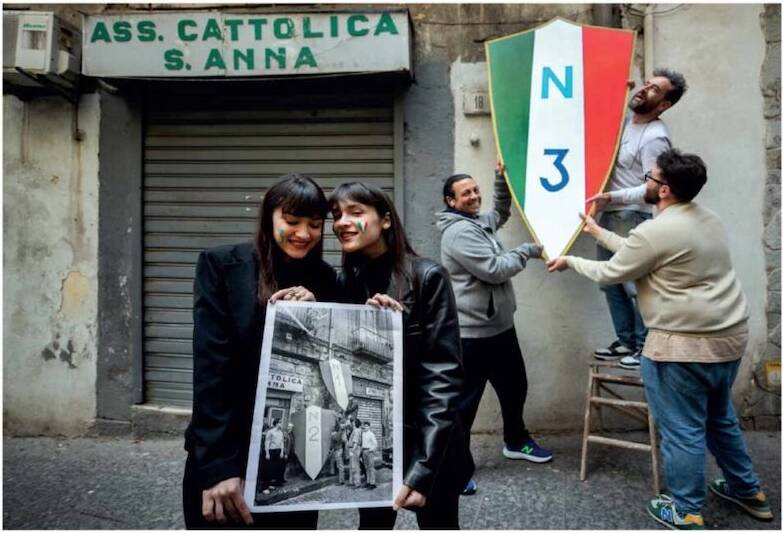 Sergio Siano e i tre colori degli scudetti del Napoli