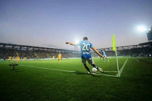 L’universo dei segnali per il calcio d’angolo, dal braccio alzato al tocco della bandierina. Ogni squadra ha il suo L’universo dei segnali per il calcio d’angolo, dal braccio alzato al tocco della bandierina. Ogni squadra ha il suo