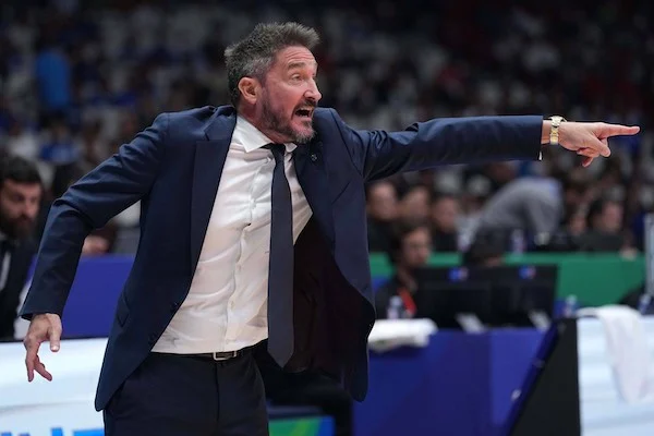 L’Italia di Pozzecco fa l’impresa e lui lo show in tv: “c’è ancora gente che scassa la minchia» L’Italia di Pozzecco fa l’impresa e lui lo show in tv: “c’è ancora gente che scassa la minchia»