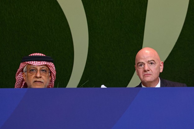 Infantino fa le fusa a Mohammed bin Salman e prepara il Mondiale in Arabia Saudita (Süddeutsche)