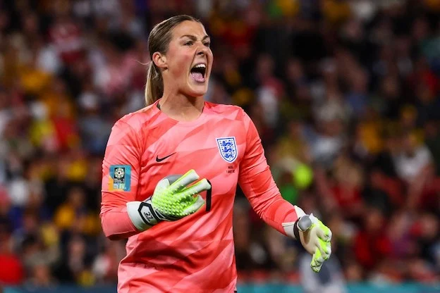 Mary Earps ha mostrato la tossicità del fandom del calcio femminile, ma lei ha goduto di ciò (Guardian) Mary Earps ha mostrato la tossicità del fandom del calcio femminile, ma lei ha goduto di ciò (Guardian)