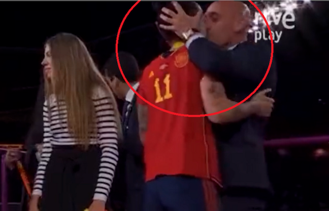 Le immagini della Hermoso che scherza sul bacio di Rubiales VIDEO