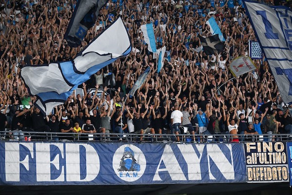 Napoli, tifosi invadono Barcellona e cantano per le strade della città (Video)