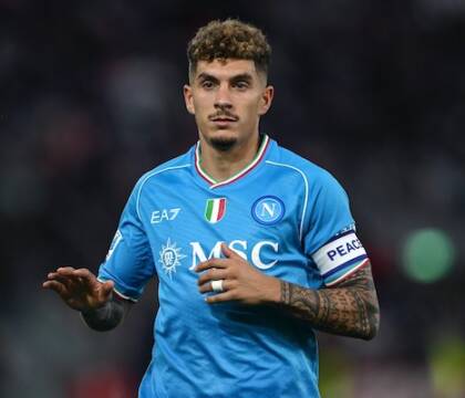 Napoli, la maglia ufficiale sold out senza “la macchia di pomodoro” (Marca) Napoli, la maglia ufficiale sold out senza “la macchia di pomodoro” (Marca)