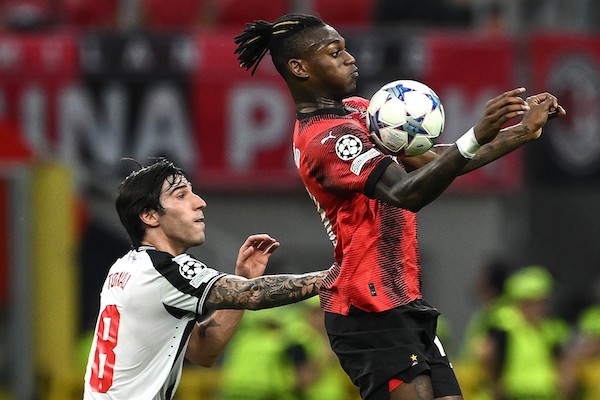 Leao ne scarta tre, è solo davanti alla porta ma vuole fare il gol di tacco e sbaglia (VIDEO) Leao ne scarta tre, è solo davanti alla porta ma vuole fare il gol di tacco e sbaglia (VIDEO)