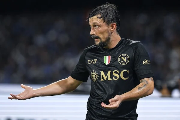 Due ragazzini biondi con le maglie del City, mi guardano e fanno: uè papà, ma chillo è Mario Rui