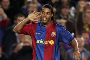 Ronaldinho e il business degli eventi: ha ricevuto 220 mila euro per una amichevole tra vecchie glorie (Le Parisien) item-thumbnail