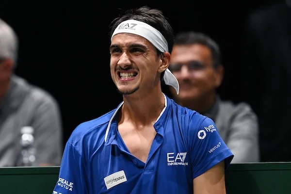 Sonego tennista e cantante tra Wimbledon e “Mia madama”: «L’idea era di creare quasi un coro da stadio» Sonego tennista e cantante tra Wimbledon e “Mia madama”: «L’idea era di creare quasi un coro da stadio»