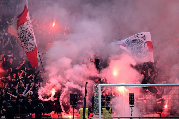 Ajax-Feyenoord sospesa per incidenti e lancio di fumogeni in campo VIDEO Ajax-Feyenoord sospesa per incidenti e lancio di fumogeni in campo VIDEO
