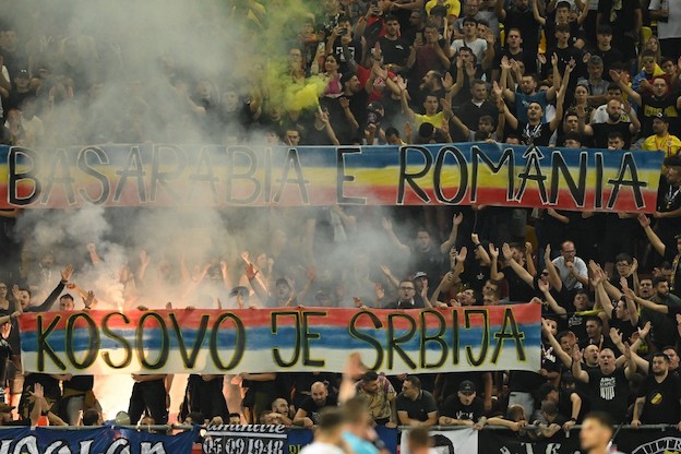 Romania-Kosovo sospesa: il Kosovo esce dal campo per lo striscione romeno “Kosovo è Serbia”
