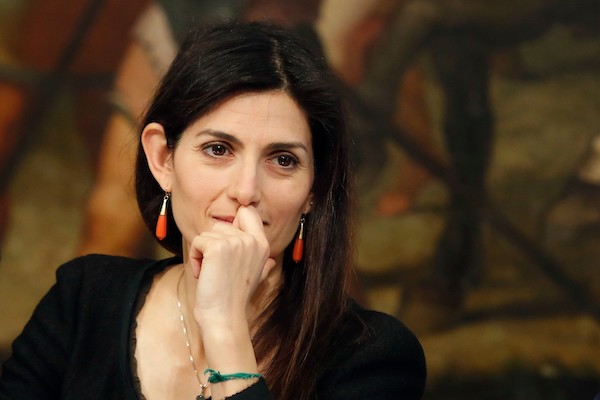 Virginia Raggi: «È una vergogna la Roma che si fa sponsorizzare dagli arabi»