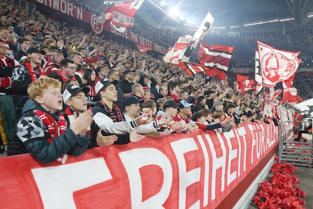 Germania, tre anni di prigione per un petardo allo stadio: il giudice è anche il Presidente della Federcalcio