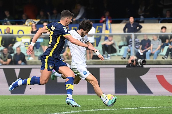 Napoli-Verona 2-1: Ngonge e Kvara rimontano il gol di Coppola. Rileggi la partita