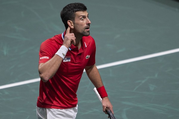 Djokovic colpito alla testa da una borraccia al Foro Italico: è uscito sanguinante (VIDEO)