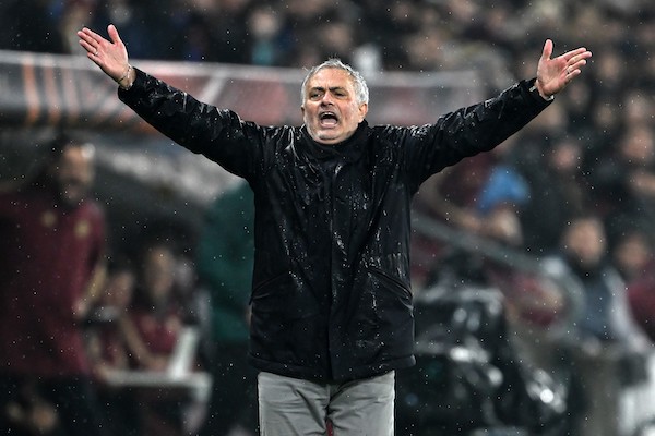 Mourinho show, va in tv e parla portoghese: «Il mio italiano non è all’altezza»