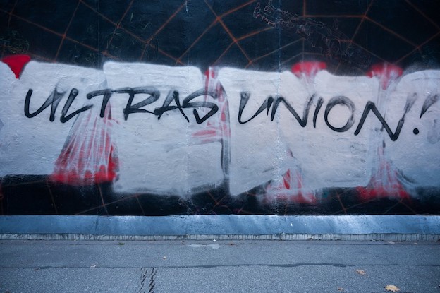 Ultras Union Berlino, la polizia blinda gli hotel dei tifosi tedeschi a piazza Garibaldi VIDEO