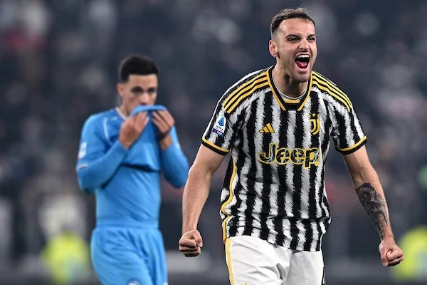Gatti, la Juventus congela il suo rinnovo. Su di lui il Napoli, Manna lo stima molto (Schira) Gatti, la Juventus congela il suo rinnovo. Su di lui il Napoli, Manna lo stima molto (Schira)