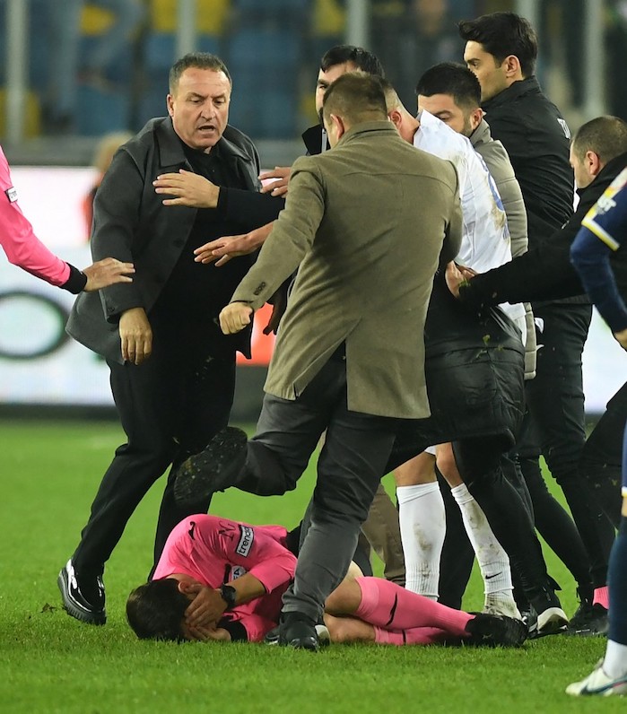 Turchia, l’arbitro Meler picchiato dal presidente dell’Ankaragucu: «mi ha detto: “ti ucciderò”»