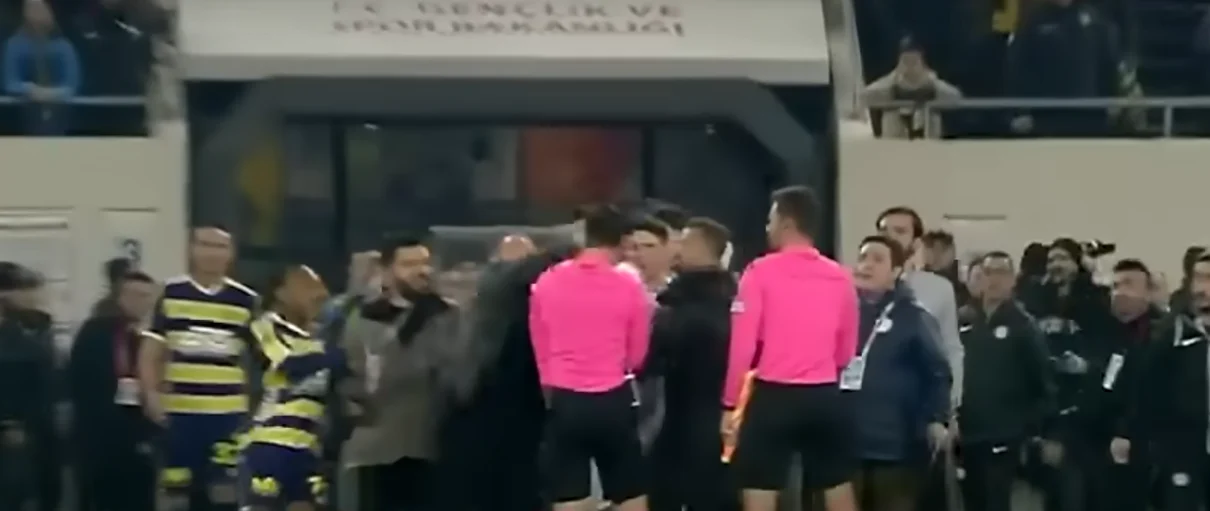 Arbitro Meler Pugno Campionato turco Turchia