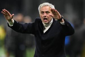 Mourinho: nessuna squalifica ma una multa da 20mila euro da devolvere in beneficenza item-thumbnail