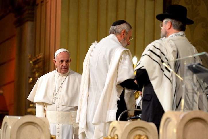 Papa Francesco, la Faz attacca la sua ambiguità su Israele: lo paragona a Pio XII