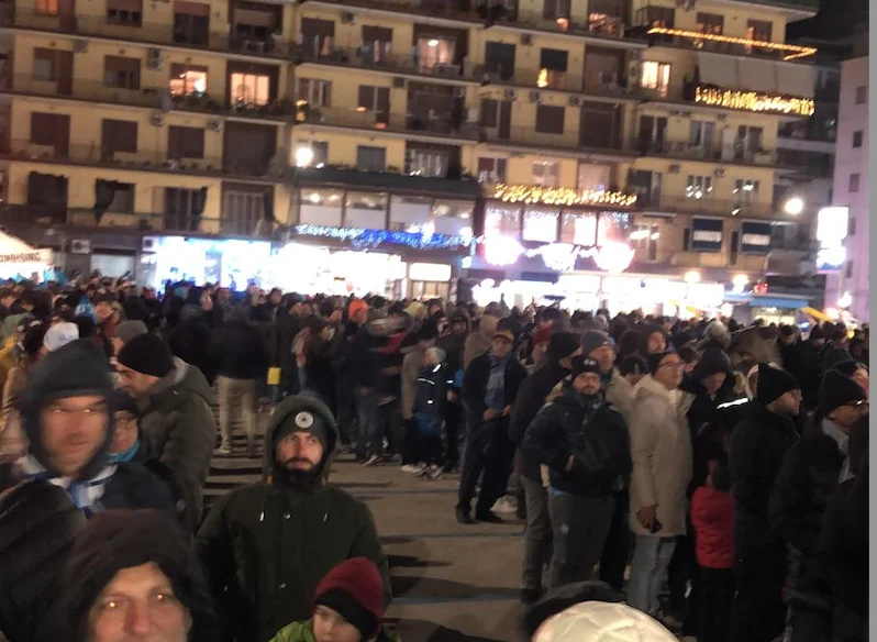 Lunghe file all'esterno della stadio Maradona